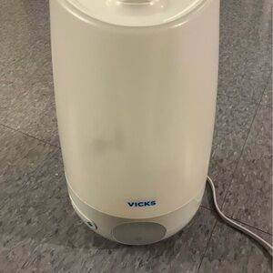 Vicks White Cool Mist Humidifier